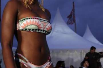 Summerlan se baña en Las Canteras (Foto José Manuel García)